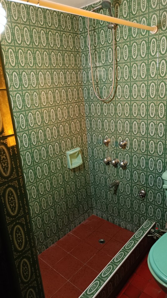 CHALET DE 4 AMBIENTES CON GARAJE Y PATIO CON PISCINA. QUILMES PROVINCIA DE BUENOS AIRES. 