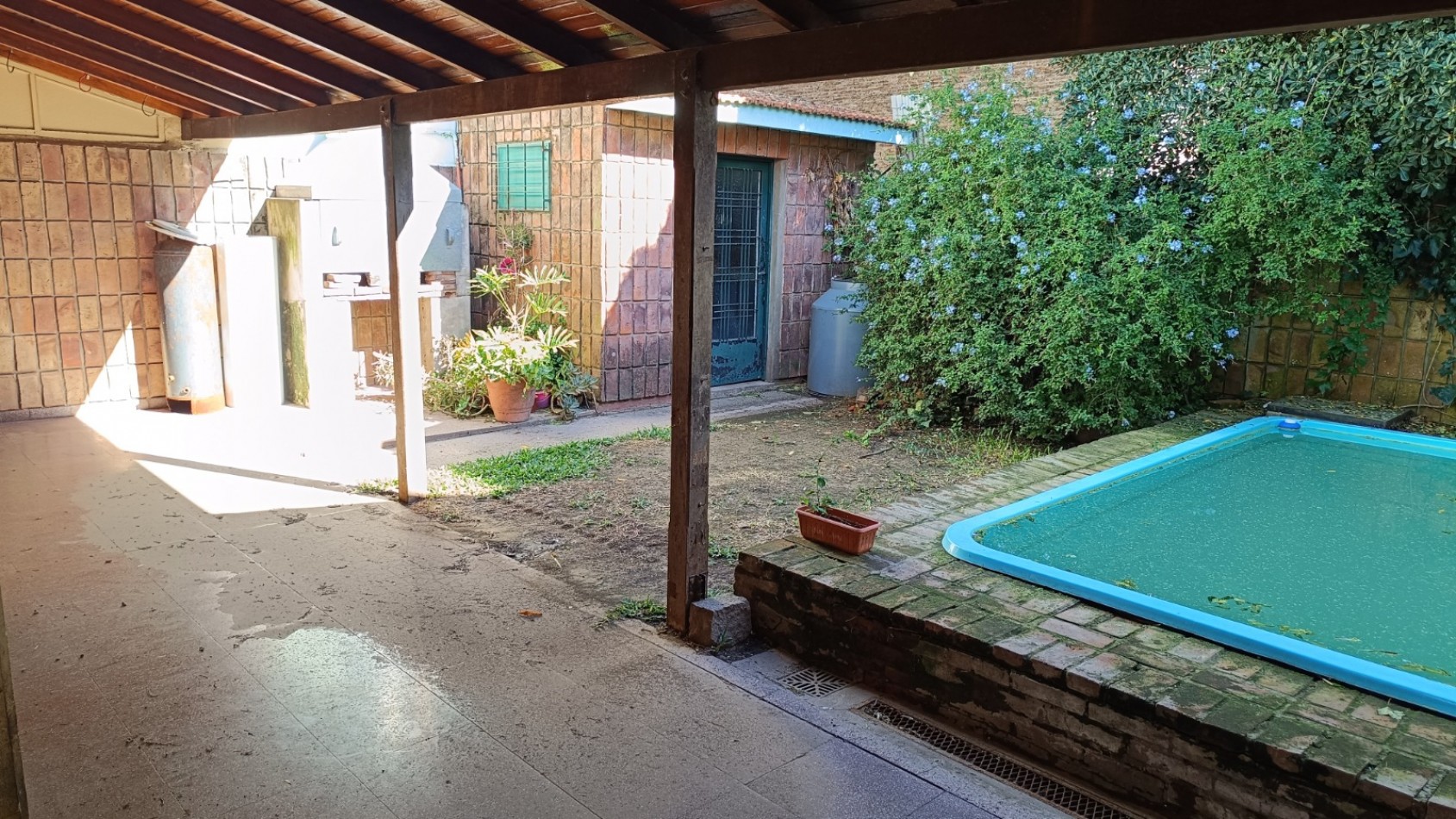 CHALET DE 4 AMBIENTES CON GARAJE Y PATIO CON PISCINA. QUILMES PROVINCIA DE BUENOS AIRES. 