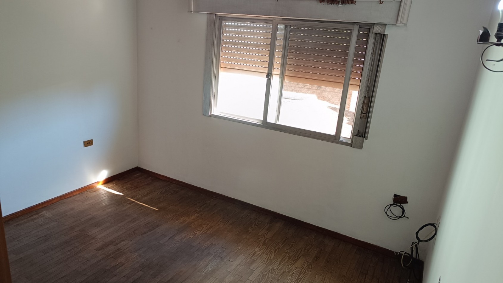 CHALET DE 4 AMBIENTES CON GARAJE Y PATIO CON PISCINA. QUILMES PROVINCIA DE BUENOS AIRES. 