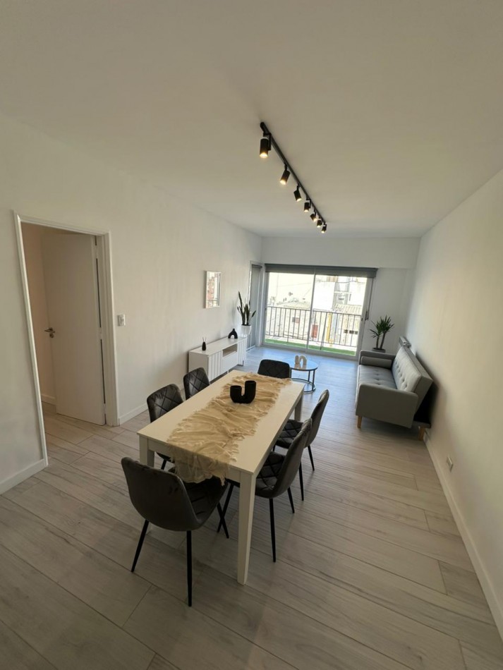 DEPARTAMENTO DE 4 AMBIENTES SOBRE PEATONAL SAN MARTIN. IDEAL OFICINAS O VIVIENDA. RECICLADO A NUEVO