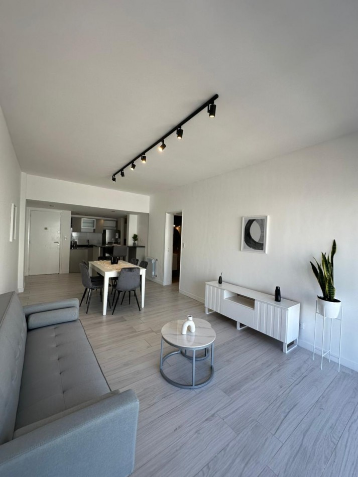 DEPARTAMENTO DE 4 AMBIENTES SOBRE PEATONAL SAN MARTIN. IDEAL OFICINAS O VIVIENDA. RECICLADO A NUEVO