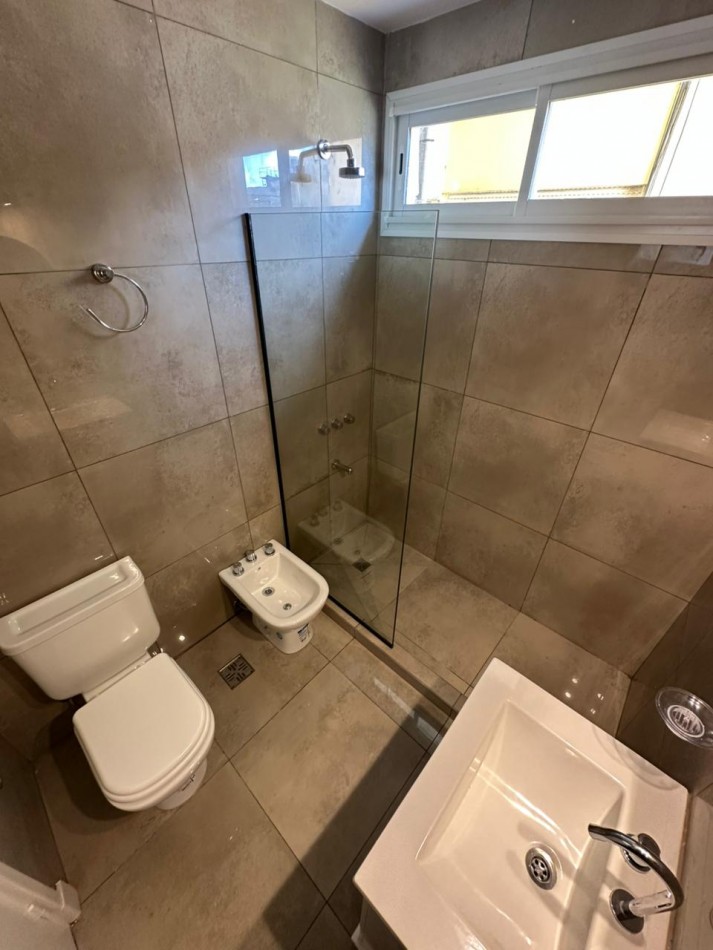 DEPARTAMENTO DE 4 AMBIENTES SOBRE PEATONAL SAN MARTIN. IDEAL OFICINAS O VIVIENDA. RECICLADO A NUEVO