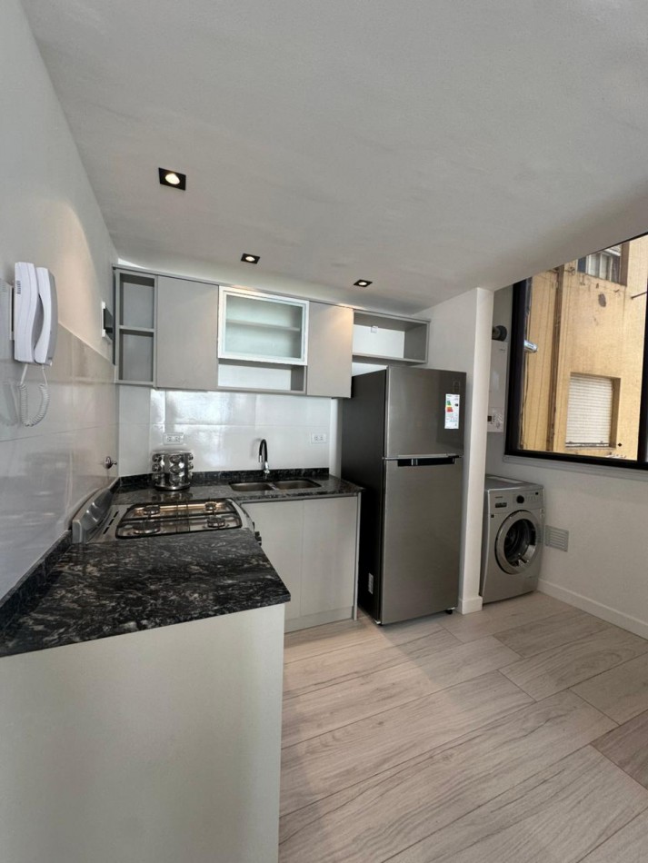 DEPARTAMENTO DE 4 AMBIENTES SOBRE PEATONAL SAN MARTIN. IDEAL OFICINAS O VIVIENDA. RECICLADO A NUEVO