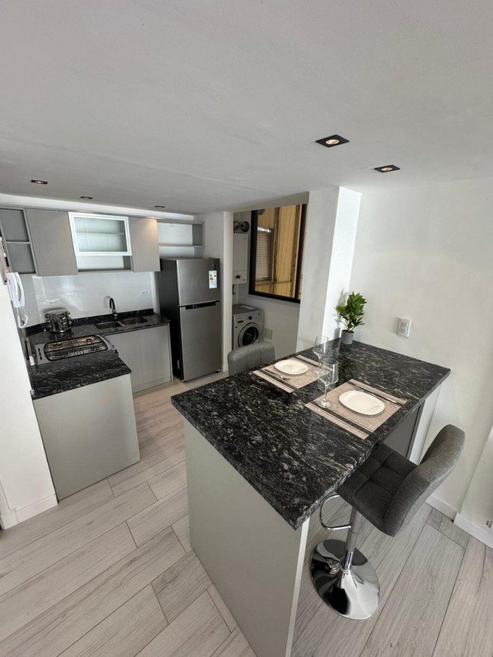 DEPARTAMENTO DE 4 AMBIENTES SOBRE PEATONAL SAN MARTIN. IDEAL OFICINAS O VIVIENDA. RECICLADO A NUEVO