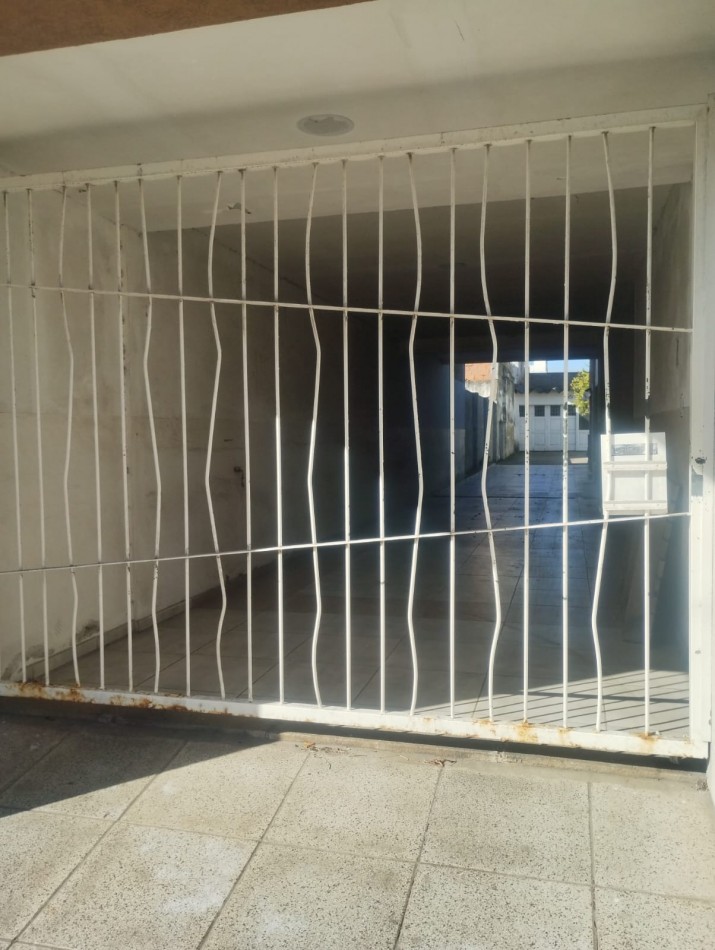 ALQUILER 24 MESES. AMPLIO PH DE 2 AMBIENTES CON ESPACIO DE COCHERA. LAS HERAS Y JUAN B JUSTO