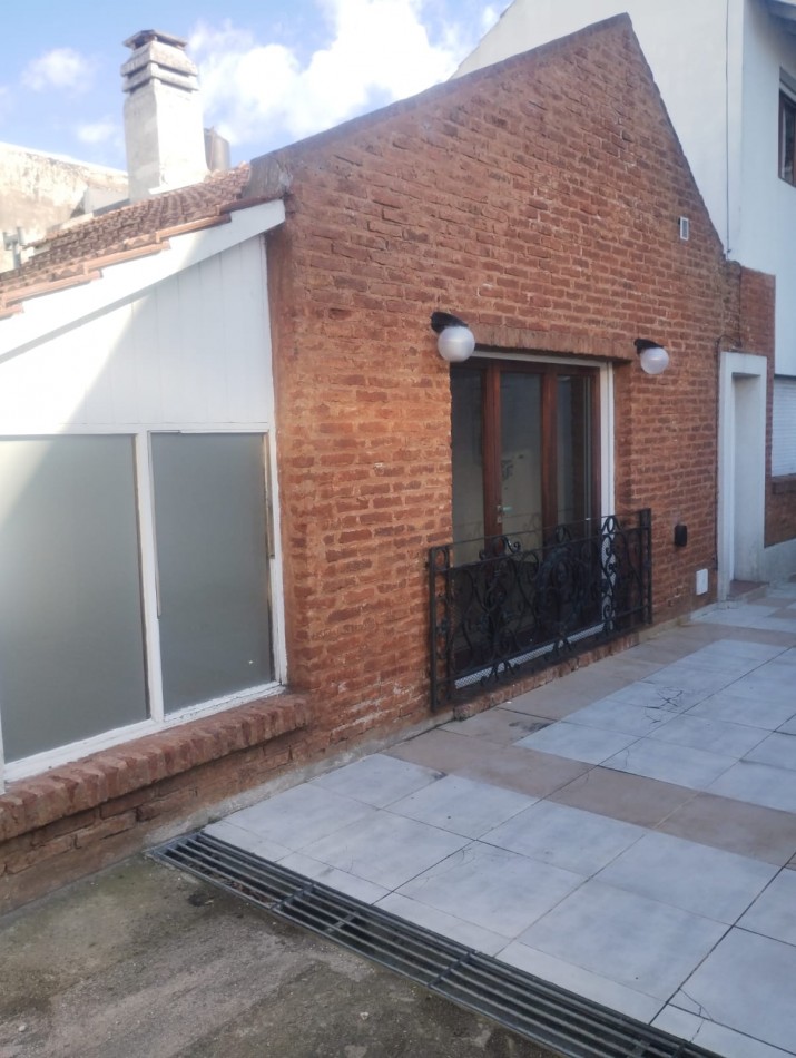 ALQUILER 24 MESES. AMPLIO PH DE 2 AMBIENTES CON ESPACIO DE COCHERA. LAS HERAS Y JUAN B JUSTO