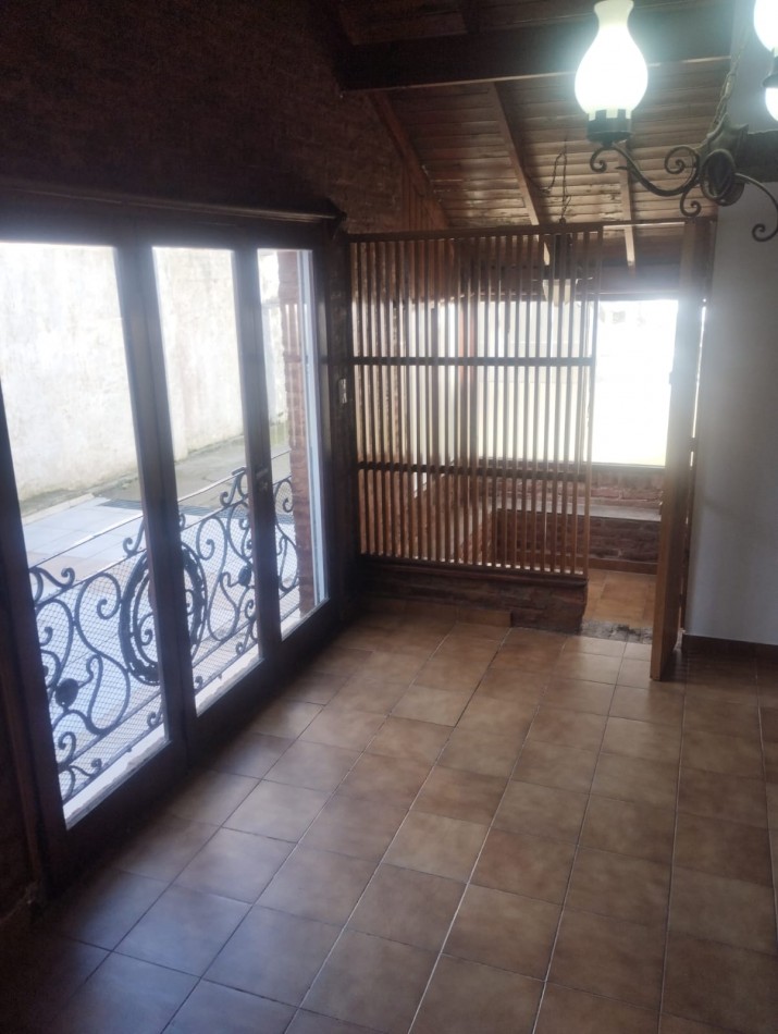 ALQUILER 24 MESES. AMPLIO PH DE 2 AMBIENTES CON ESPACIO DE COCHERA. LAS HERAS Y JUAN B JUSTO