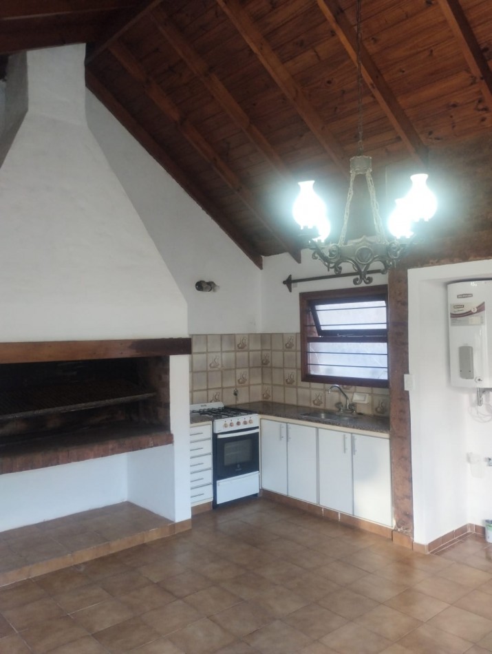 ALQUILER 24 MESES. AMPLIO PH DE 2 AMBIENTES CON ESPACIO DE COCHERA. LAS HERAS Y JUAN B JUSTO
