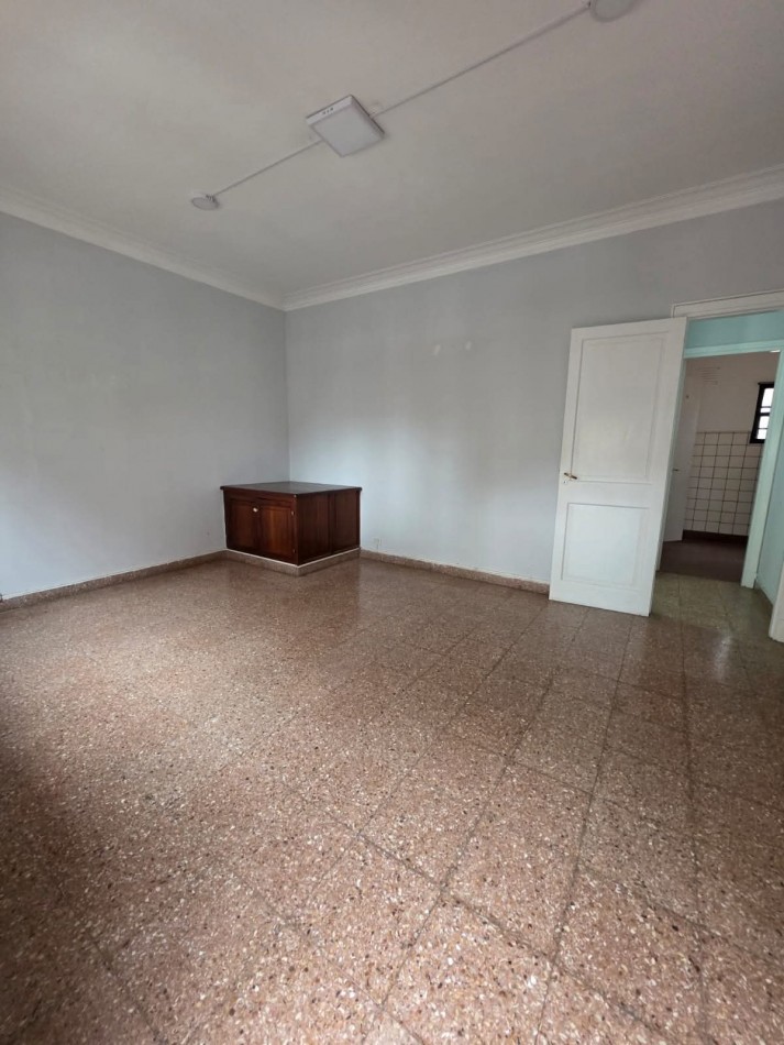ALQUILER 24 MESES. PH 3 AMBIENTES CON DEPENDENCA EN PLANTA ALTA. ZONA GUEMES