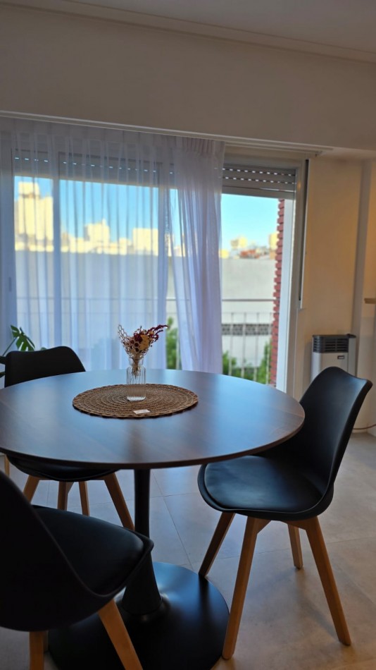 DEPARTAMENTO 2 AMBIENTES RECICLADO CON MUEBLES Y COCHERA CUBIERTA