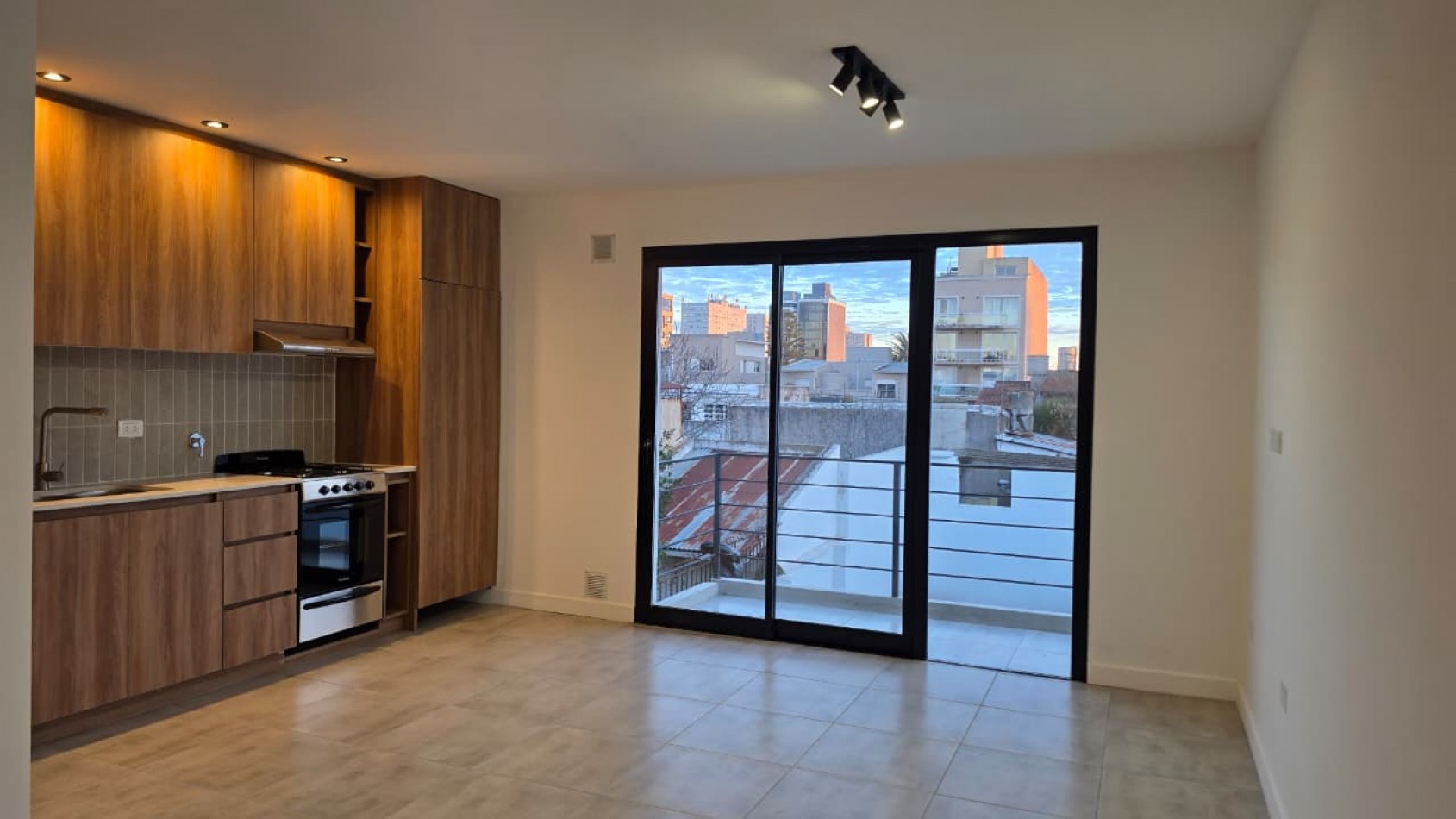 PH DE 2 AMBIENTES CONTRAFRENTE CON BALCON. A ESTRENAR. SAN JOSE