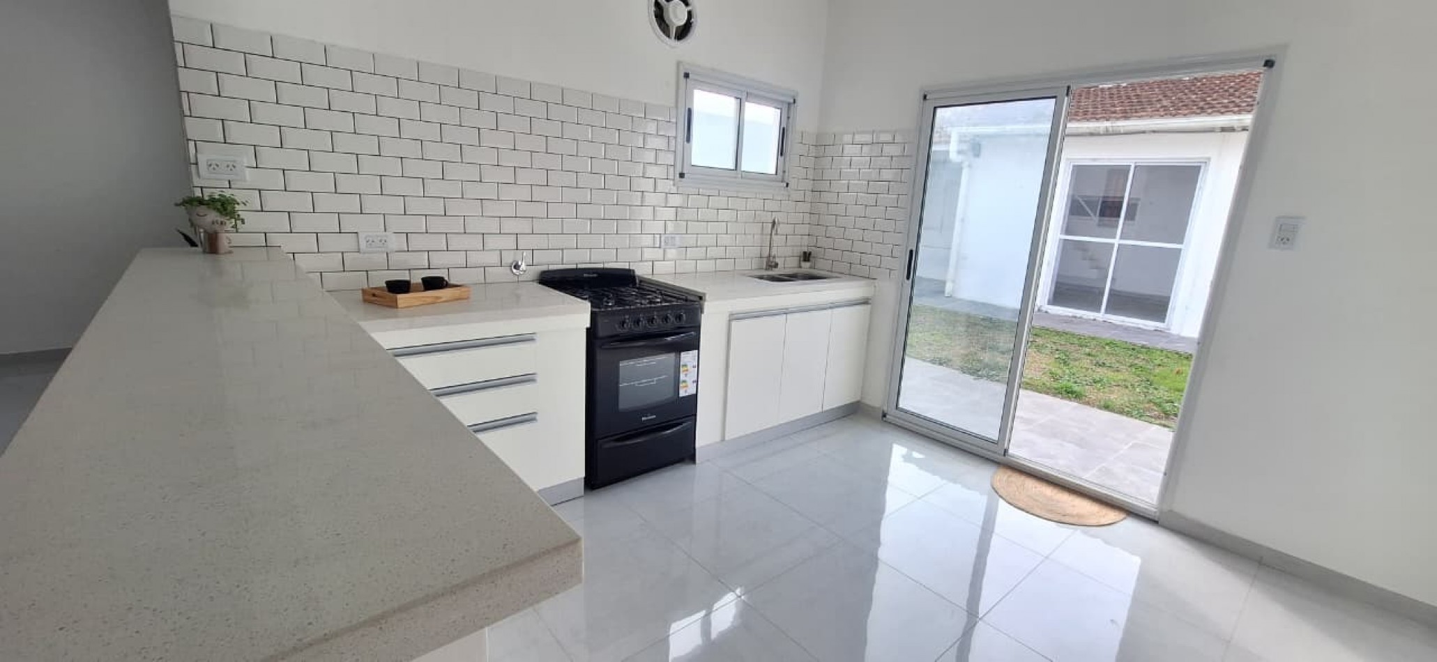 CASA DE 3 AMBIENTES EN PARQUE LURO. RECICLADA. OPORTUNIDAD