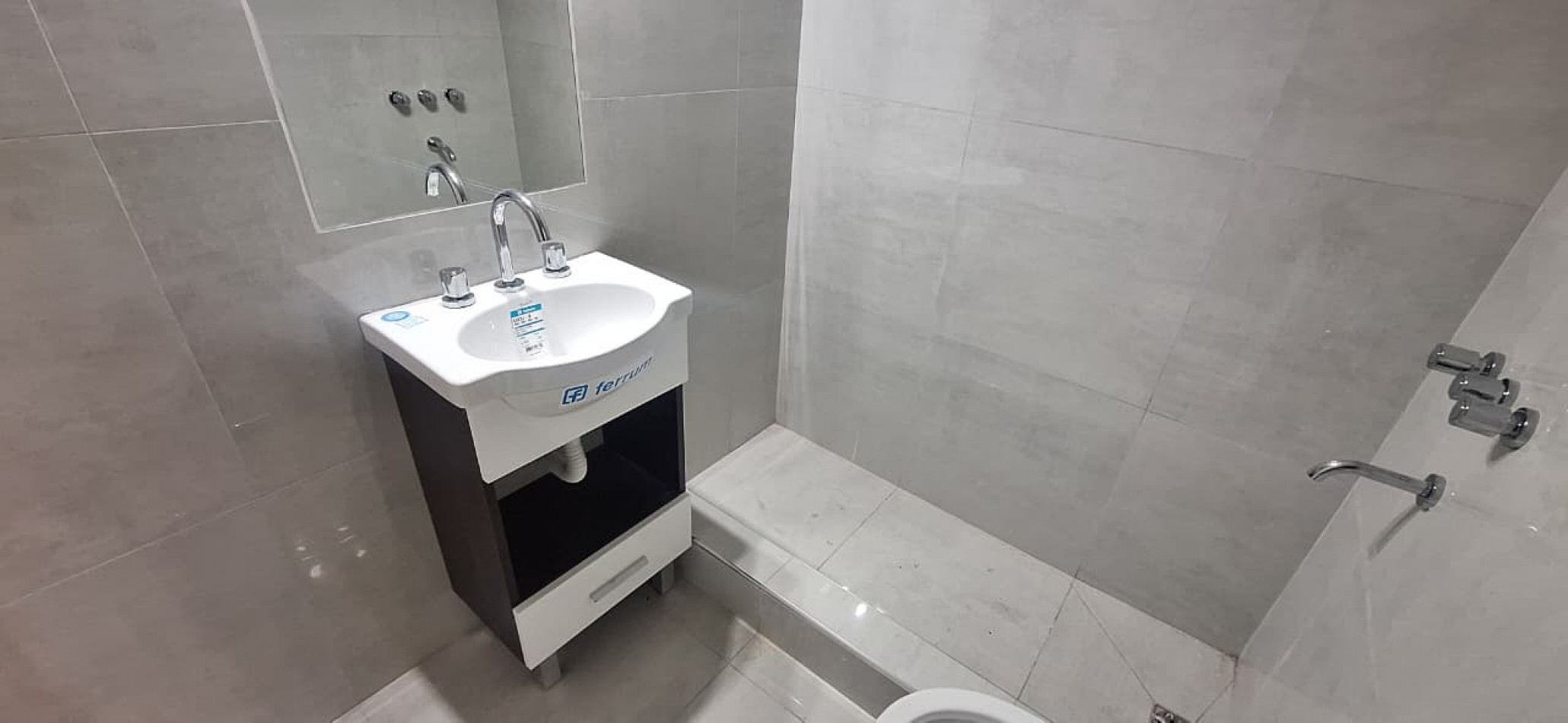 CASA DE 3 AMBIENTES EN PARQUE LURO. RECICLADA. OPORTUNIDAD