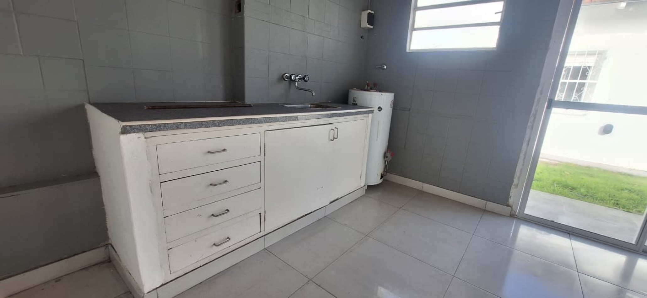 CASA DE 3 AMBIENTES EN PARQUE LURO. RECICLADA. OPORTUNIDAD