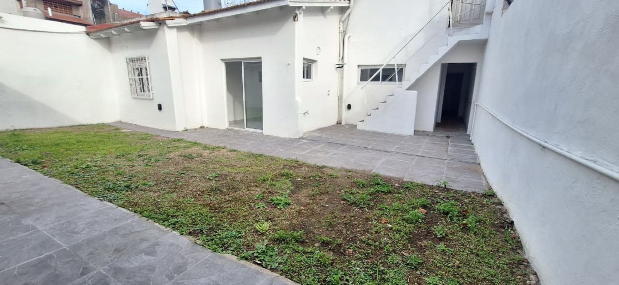 CASA DE 3 AMBIENTES EN PARQUE LURO. RECICLADA. OPORTUNIDAD