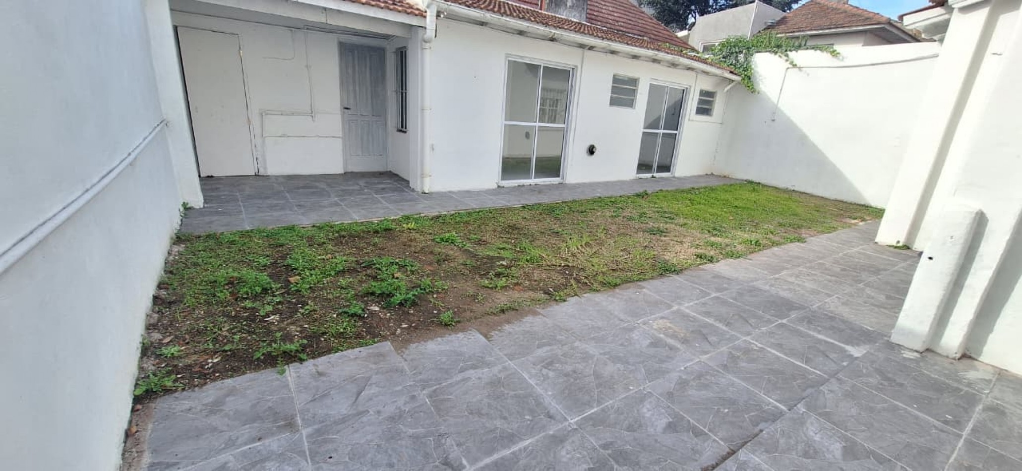 CASA DE 3 AMBIENTES EN PARQUE LURO. RECICLADA. OPORTUNIDAD