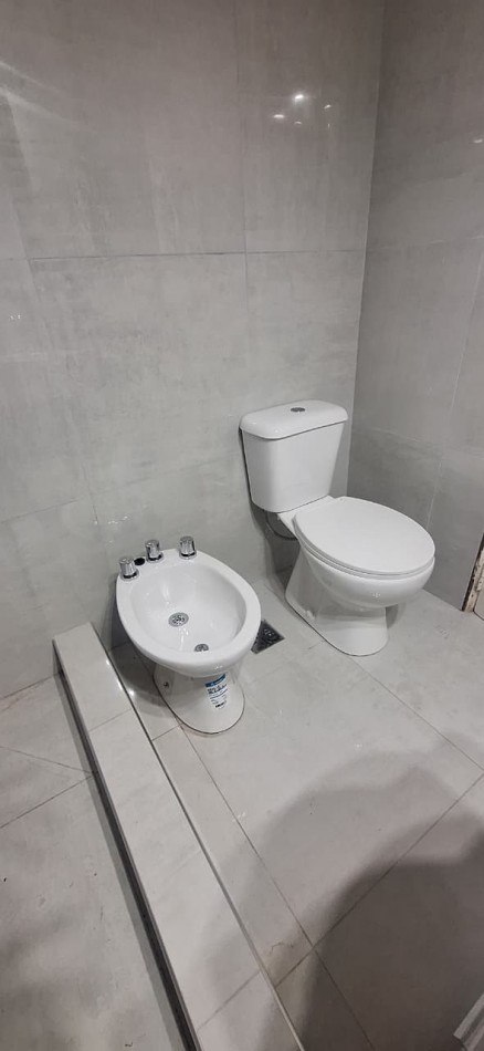 CASA DE 3 AMBIENTES EN PARQUE LURO. RECICLADA. OPORTUNIDAD