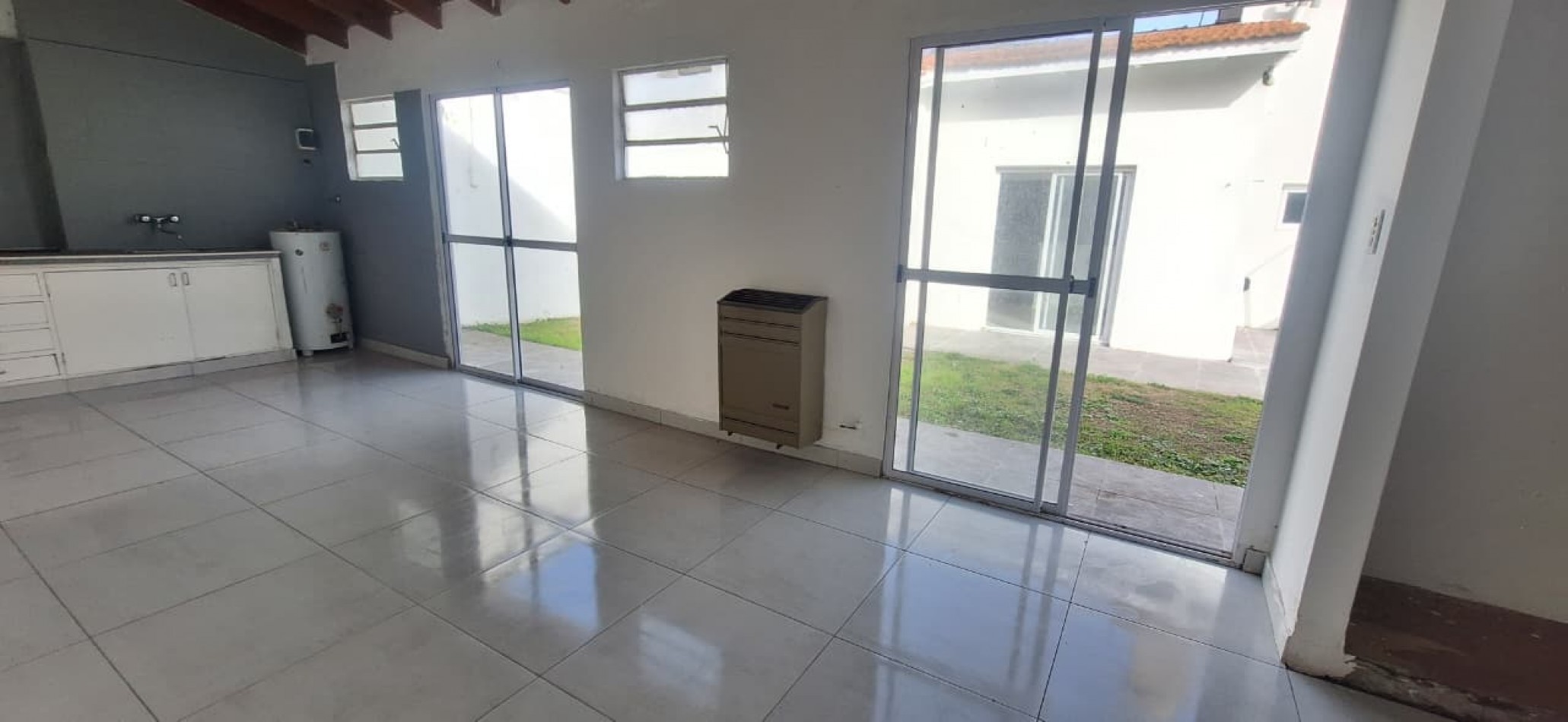 CASA DE 3 AMBIENTES EN PARQUE LURO. RECICLADA. OPORTUNIDAD