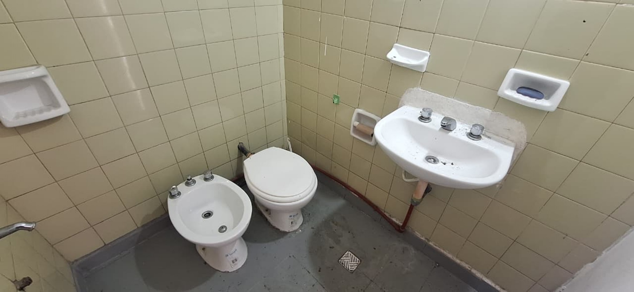 CASA DE 3 AMBIENTES EN PARQUE LURO. RECICLADA. OPORTUNIDAD