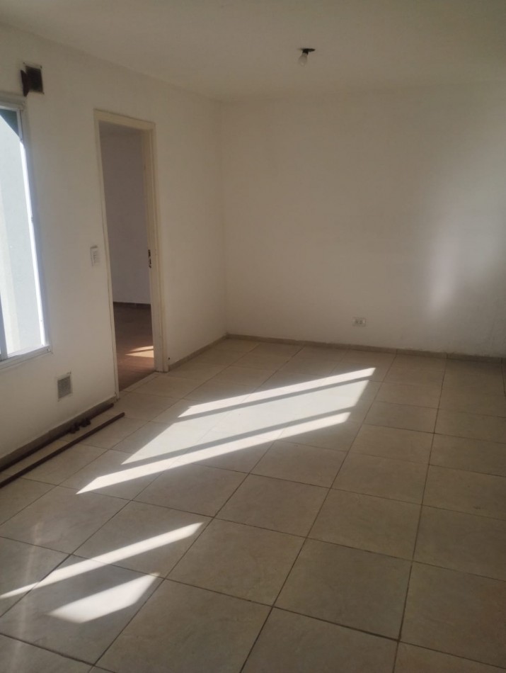 ALQUILER PH DE 2 AMBIENTES CON PATIO Y ESPACIO DE COCHERA. MAGALLANES Y GIANELLI