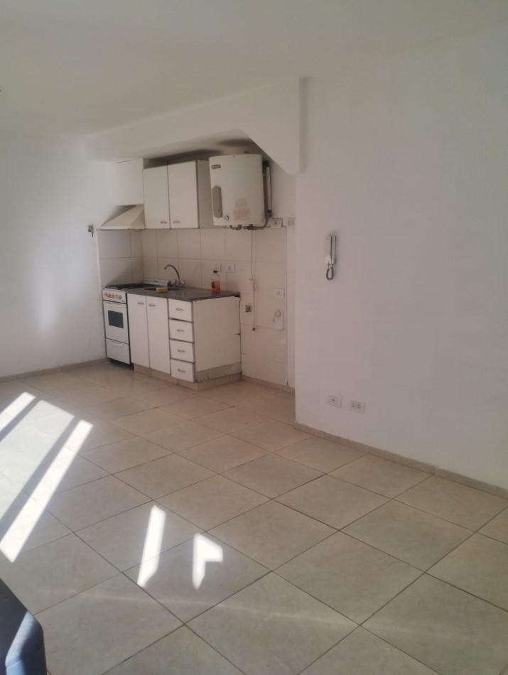 ALQUILER PH DE 2 AMBIENTES CON PATIO Y ESPACIO DE COCHERA. MAGALLANES Y GIANELLI