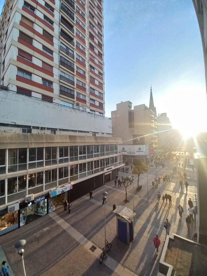 DEPARTAMENTO DE 3 AMBIENTES A LA CALLE CON BALCON SALIENTE. SOBRE PEATONAL SAN MARTIN