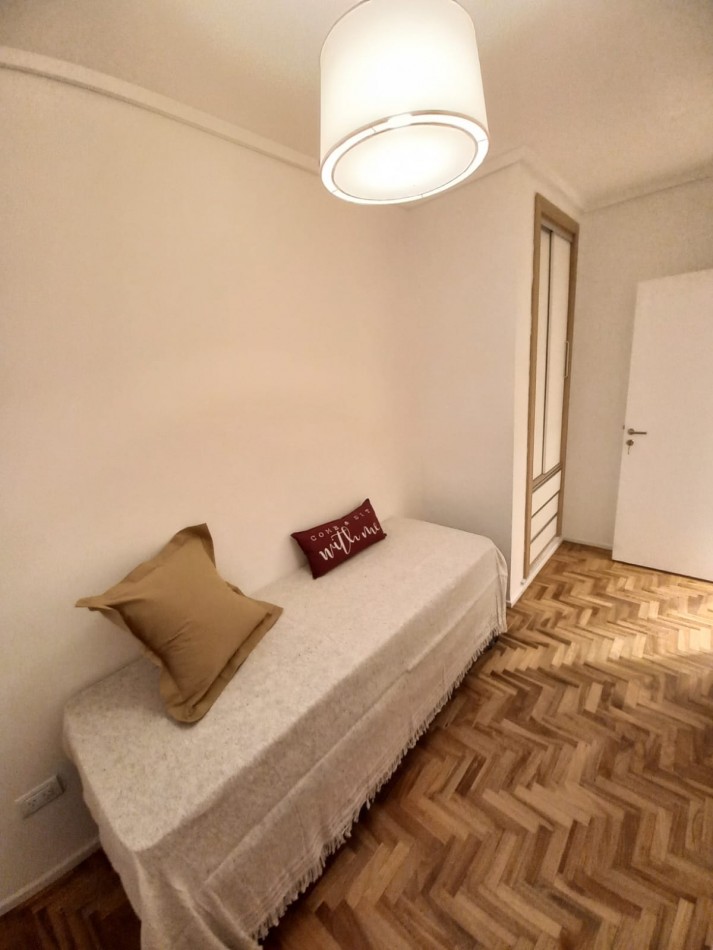 DEPARTAMENTO DE 3 AMBIENTES A LA CALLE CON BALCON SALIENTE. SOBRE PEATONAL SAN MARTIN