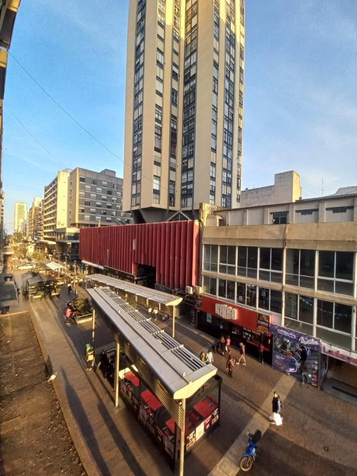 DEPARTAMENTO DE 3 AMBIENTES A LA CALLE CON BALCON SALIENTE. SOBRE PEATONAL SAN MARTIN