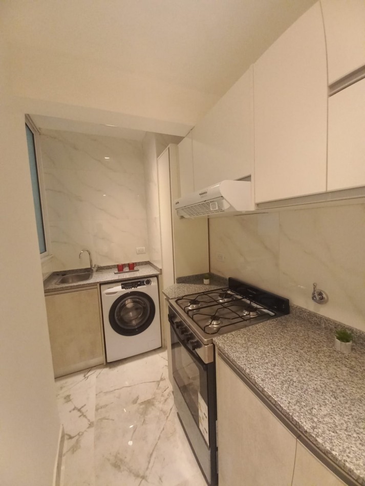 DEPARTAMENTO DE 3 AMBIENTES A LA CALLE CON BALCON SALIENTE. SOBRE PEATONAL SAN MARTIN
