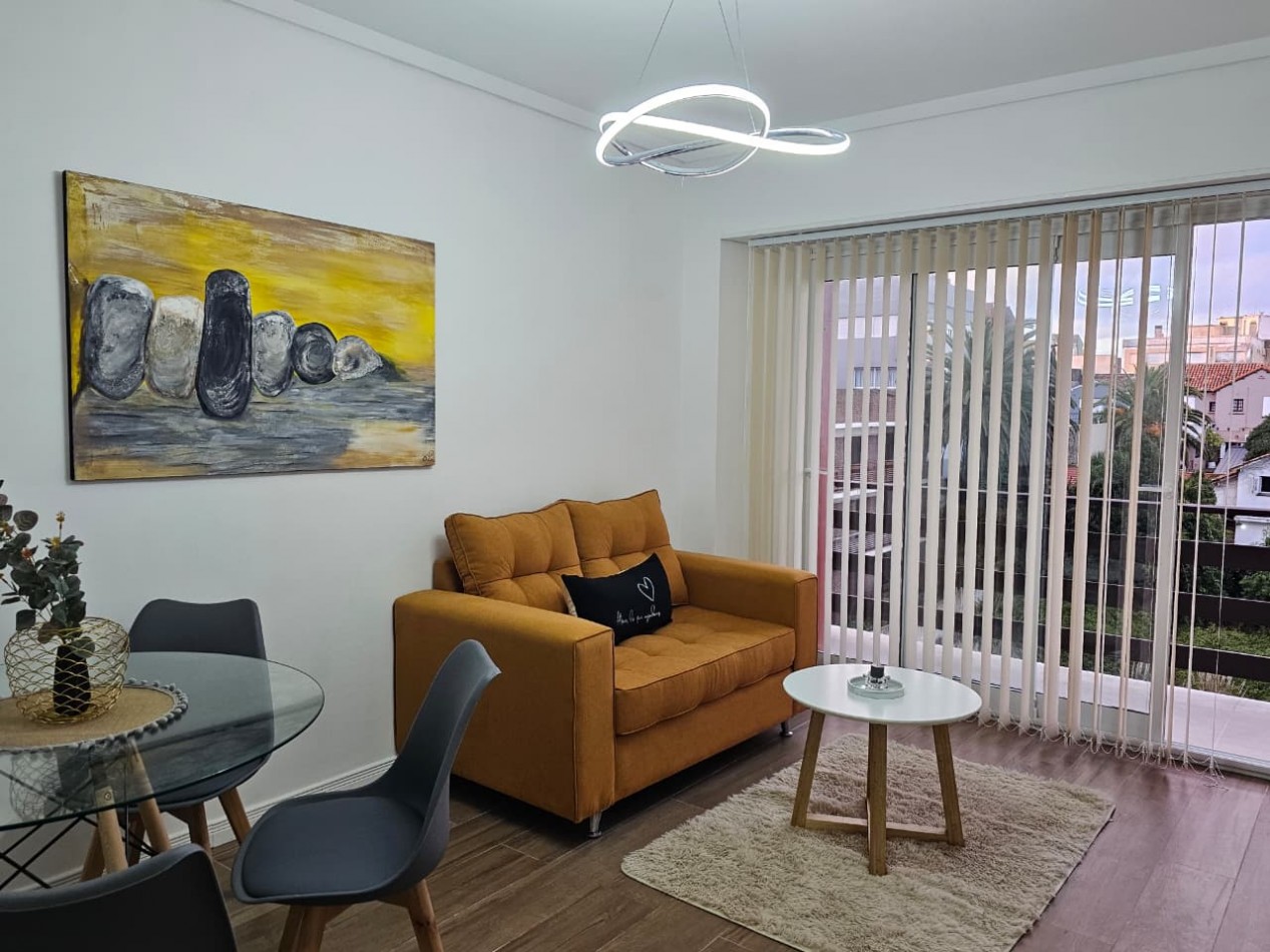 DEPARTAMENTO DE 2 AMBIENTES AL FRENTE CON BALCON SALIENTE Y VISTA AL MAR.