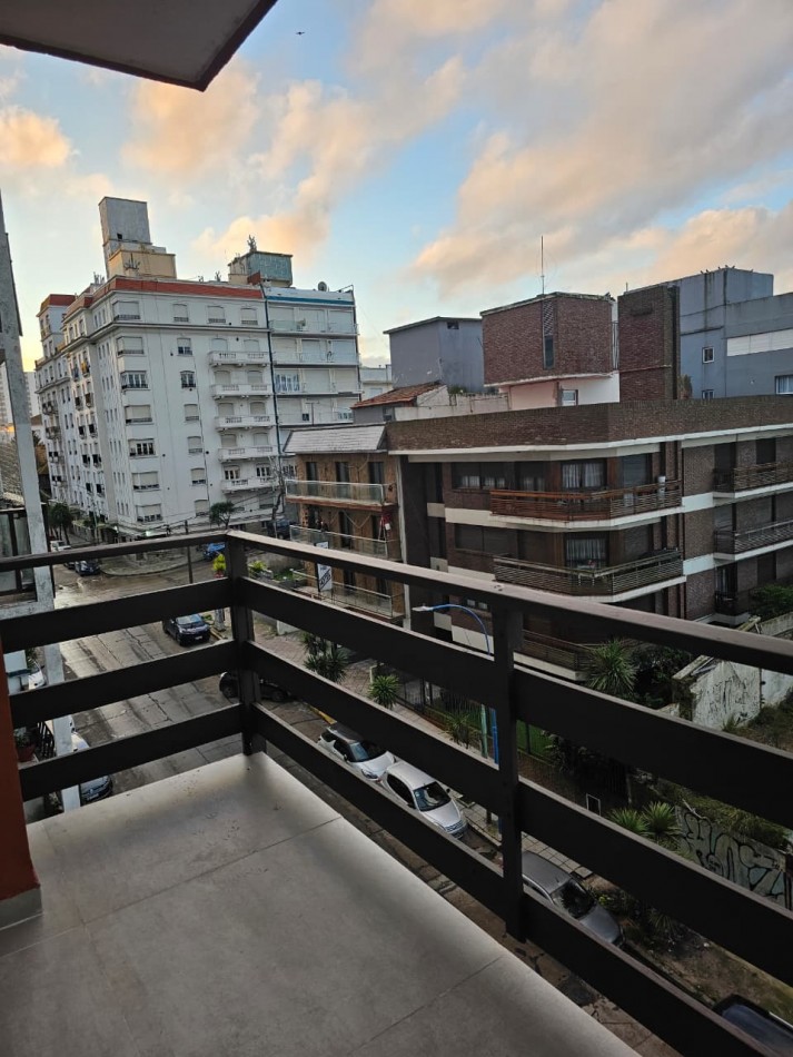 DEPARTAMENTO DE 2 AMBIENTES AL FRENTE CON BALCON SALIENTE Y VISTA AL MAR.