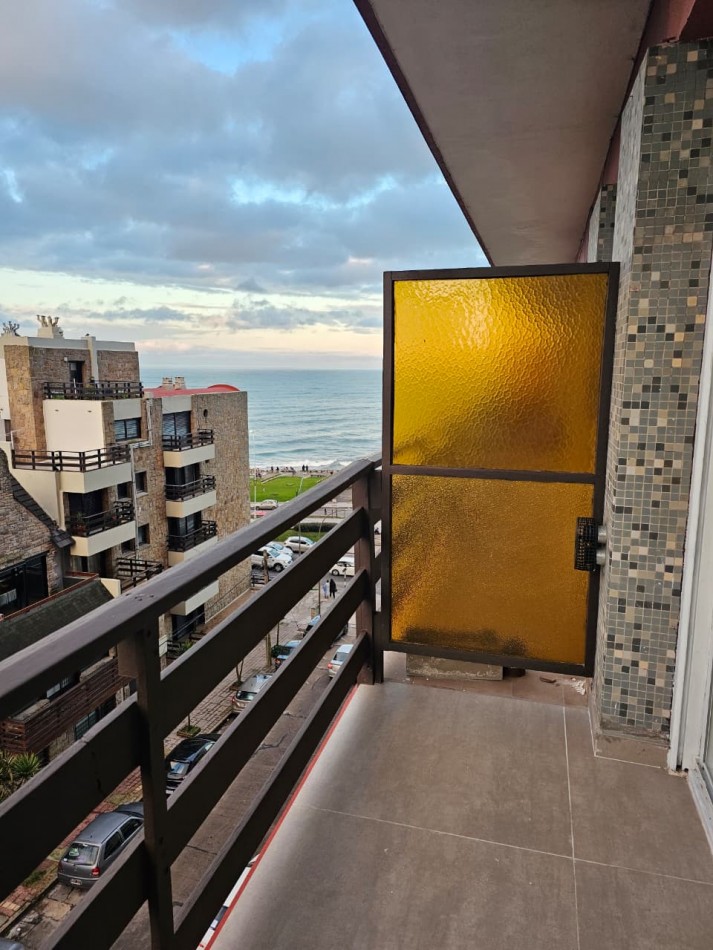 DEPARTAMENTO DE 2 AMBIENTES AL FRENTE CON BALCON SALIENTE Y VISTA AL MAR.