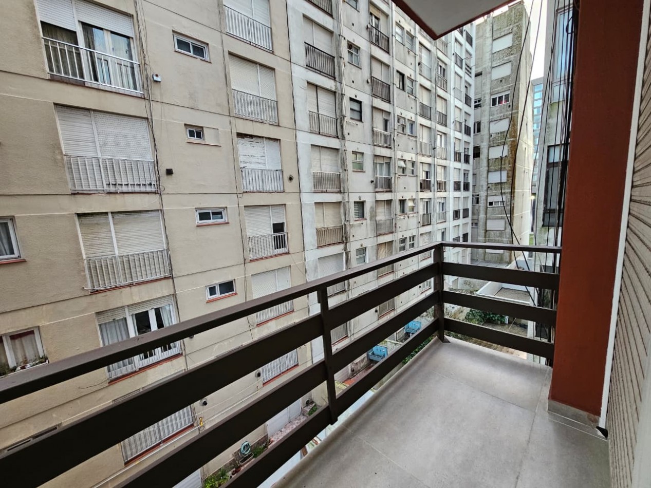DEPARTAMENTO DE 2 AMBIENTES AL FRENTE CON BALCON SALIENTE Y VISTA AL MAR.