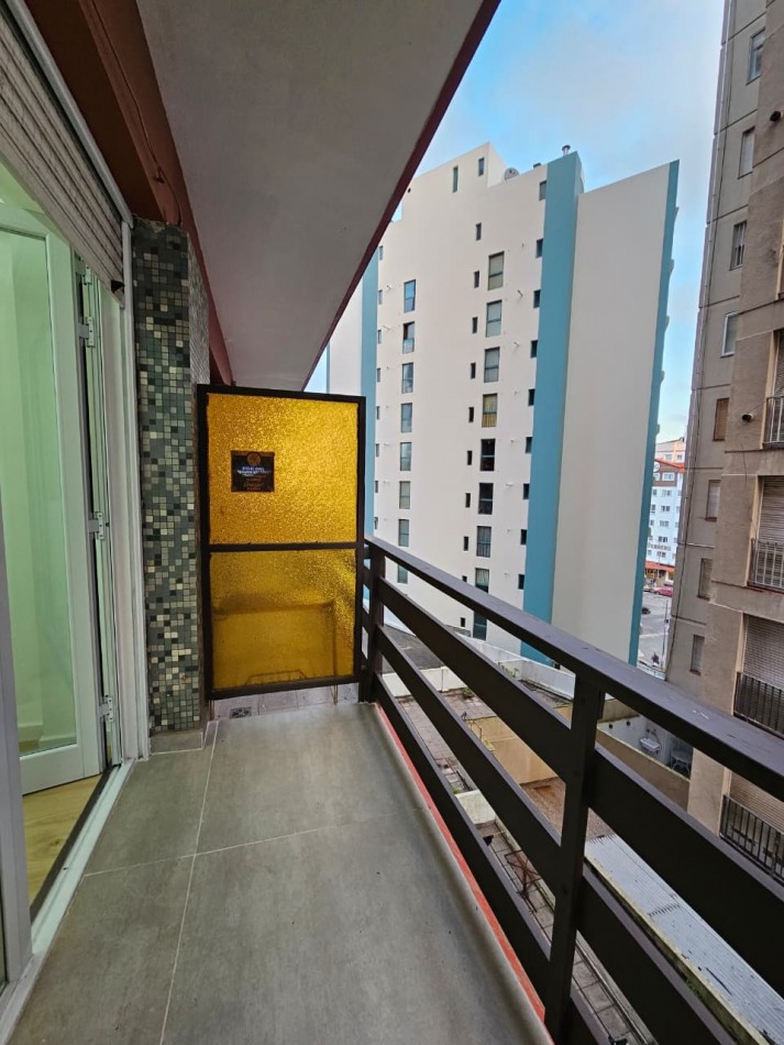 DEPARTAMENTO DE 2 AMBIENTES AL FRENTE CON BALCON SALIENTE Y VISTA AL MAR.