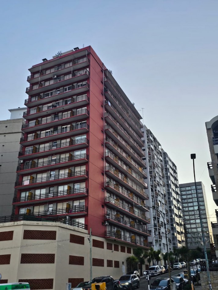 DEPARTAMENTO DE 2 AMBIENTES AL FRENTE CON BALCON SALIENTE Y VISTA AL MAR.