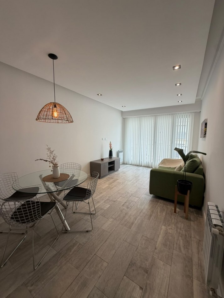 DEPARTAMENTO DE 2 AMBIENTES CON BALCON SALIENTE Y DEPENDENCIA.