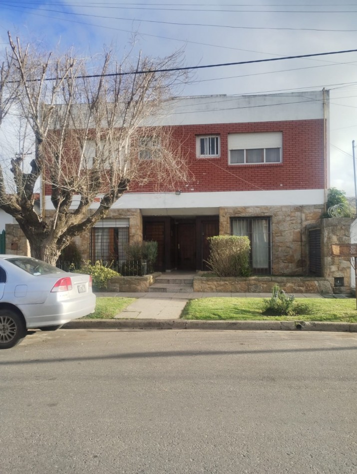 PH DE 2 AMBIENTES AMPLIOS CON PATIO Y JARDIN. PUNTA MOGOTES