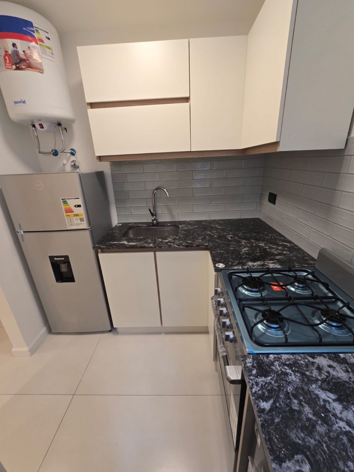 DEPARTAMENTO DE 3 AMBIENTES RECICLADO A NUEVO. CENTRICO. CON MUEBLES