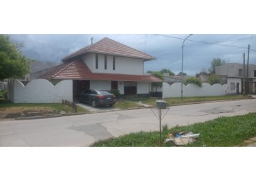 CHALET DE 3 AMBIENTES EN DUPLEX. GARAJE CUBIERTO. CON ESPACIO PARA PISCINA. APTA CREDITO. ACEPTARIA PERMUTA MENOR VALOR.