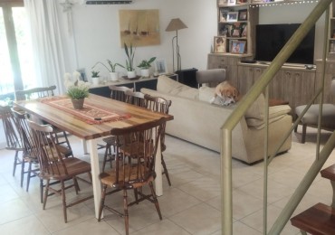 IMPECABLE CHALET DE 4 AMBIENTES EN SAN CARLOS.  A METROS DE ALEM Y EL GOLF. 