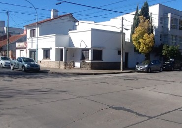 IMPECABLE CASA EN ESQUINA. 3 AMBIENTES CON GARAJE Y PARQUE. APTA CREDITO. NUEVA POMPEYA