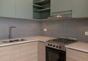 DEPARTAMENTO DE 2 AMBIENTES EN PLANTA BAJA CON JARDIN Y PARRILLA.