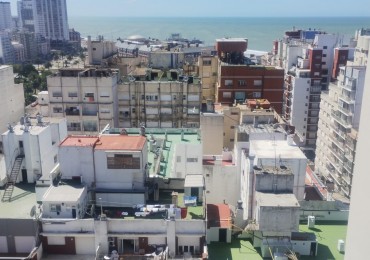 DEPARTAMENTO DE 2 AMBIENTES CON VISTA ABIERTA AL MAR. COCHERA CUBIERTA. PLAZA COLON.