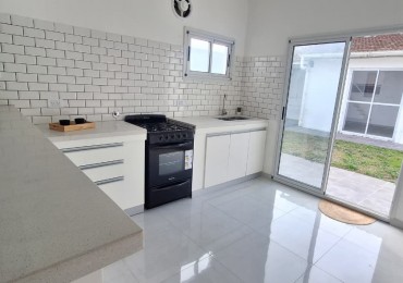 CASA DE 3 AMBIENTES EN PARQUE LURO. RECICLADA. OPORTUNIDAD