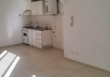 ALQUILER PH DE 2 AMBIENTES CON PATIO Y ESPACIO DE COCHERA. MAGALLANES Y GIANELLI